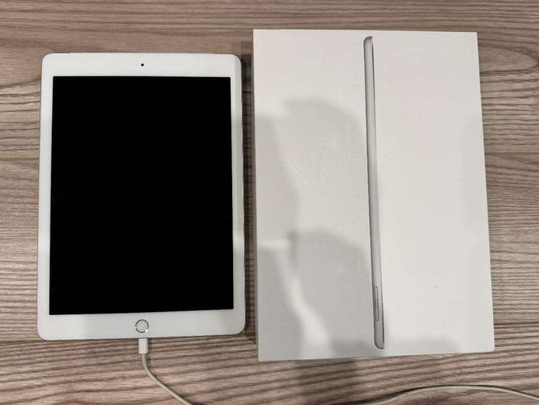 Apple iPad (第6世代) 32GB Wi-Fi + Cellular