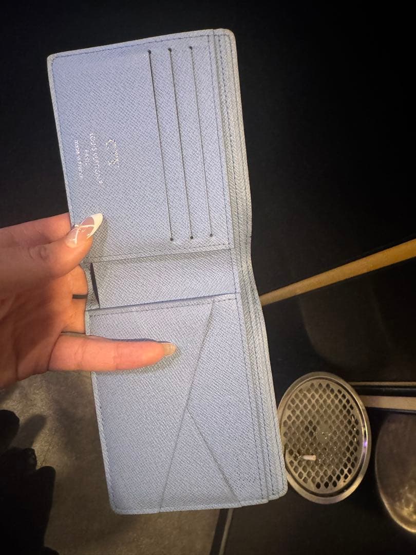 Louis Vuitton エピレザー 二つ折り財布 ライトブルー