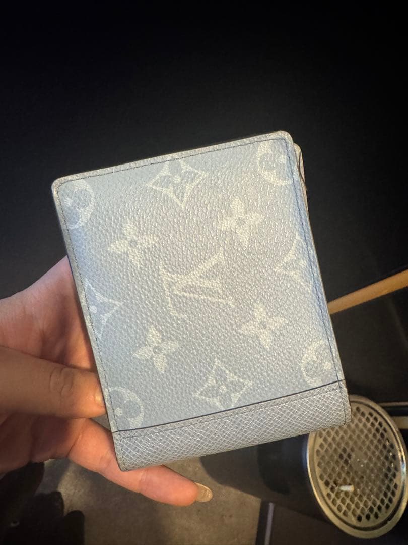Louis Vuitton エピレザー 二つ折り財布 ライトブルー