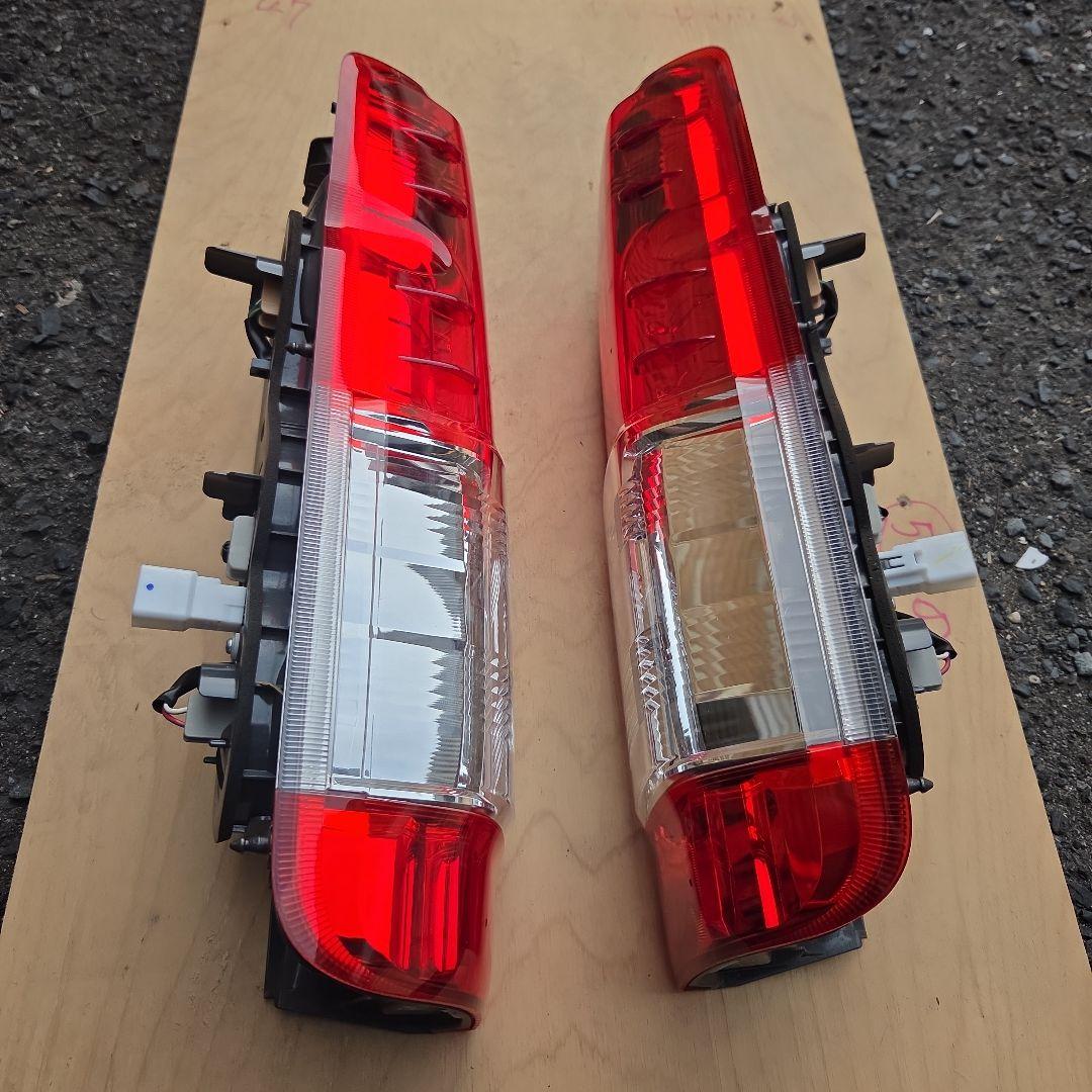 トヨタ　ハイエース5型純正テールランプ 左右セット