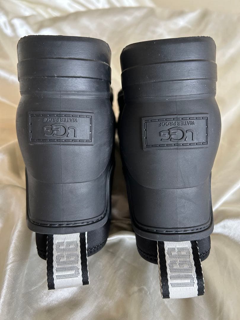 極美品❃使用回数１回のみ！ UGG 防水 ブラック ショートブーツ