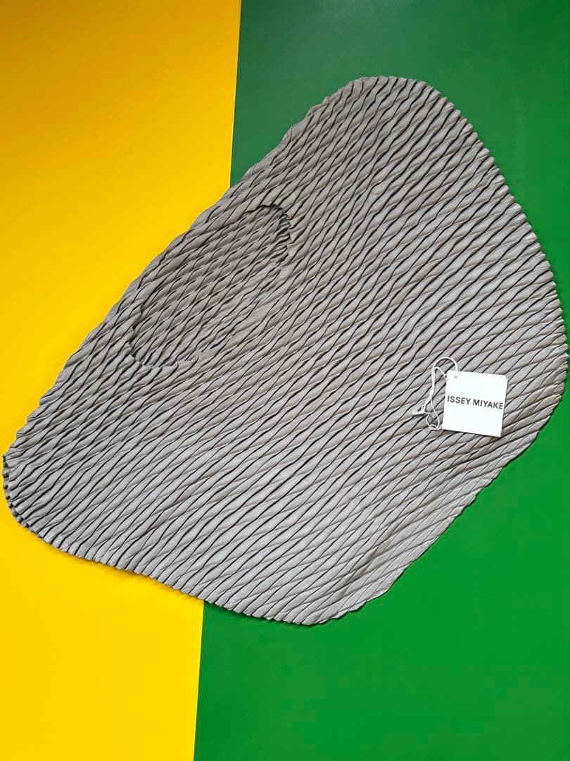 ● ISSEY MIYAKE モダン変形デザイントップス・新品同様●