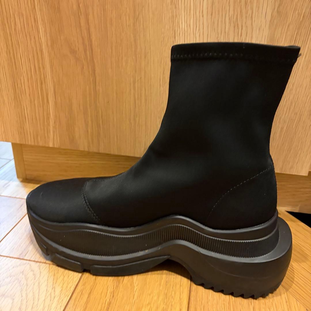 ぴょんYELLO TOKYO BLACK SHORT BOOTS