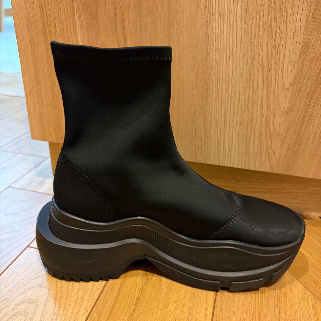 ぴょんYELLO TOKYO BLACK SHORT BOOTS