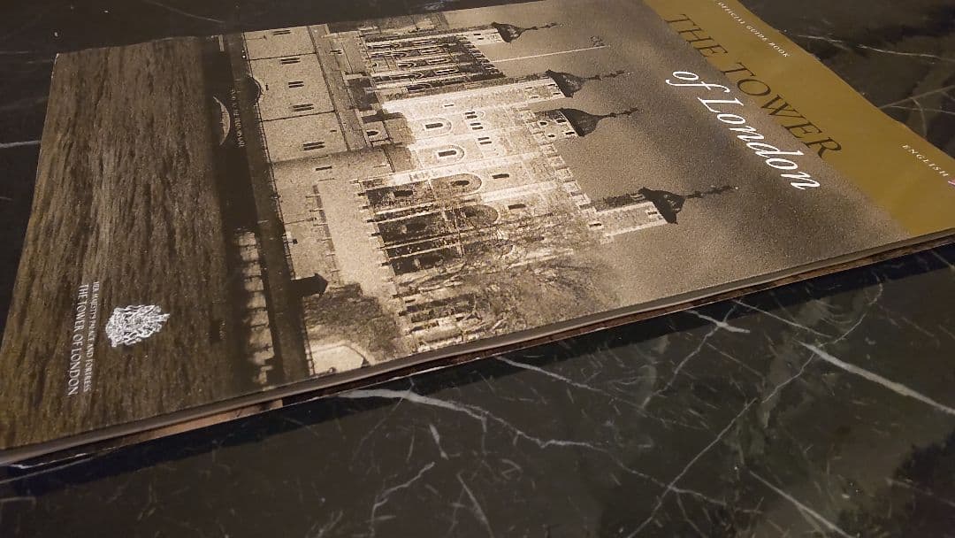 THE TOWER OF LONDON ロンドンタワー　案内本　写真集　洋書