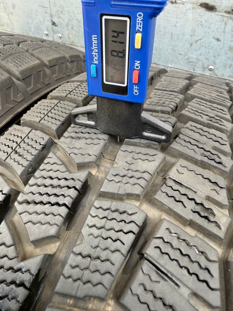satoshiダンロップスタッドレス215／65R16 98Q深溝