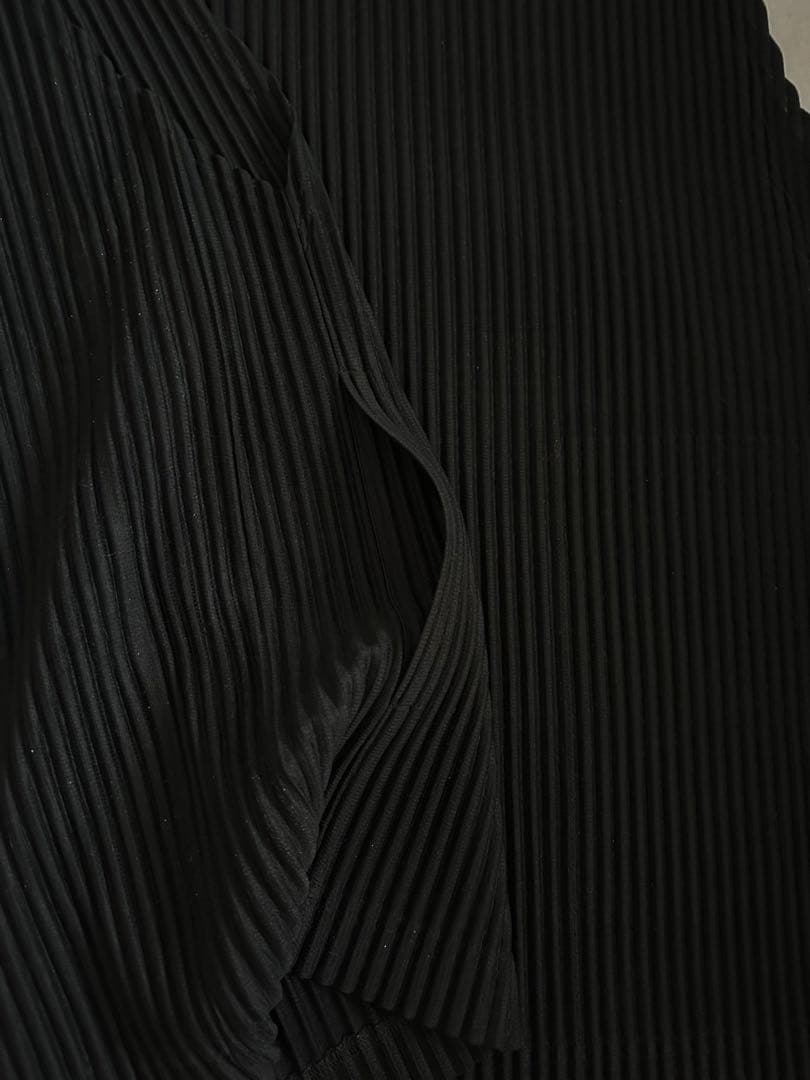 【美品/即日発送可】黒のプリーツノースリーブタンクトップ