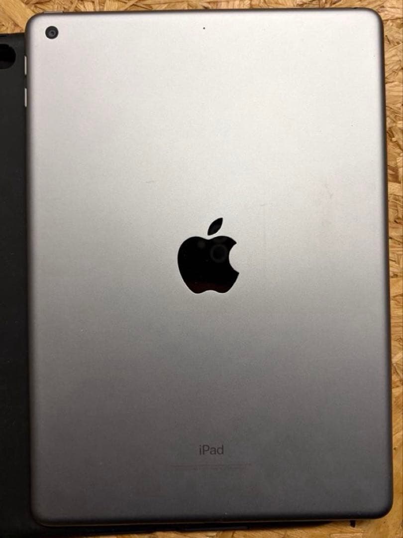 iPad 9.7インチ ケース付 第6世代 32GB Wifi スペースグレイ