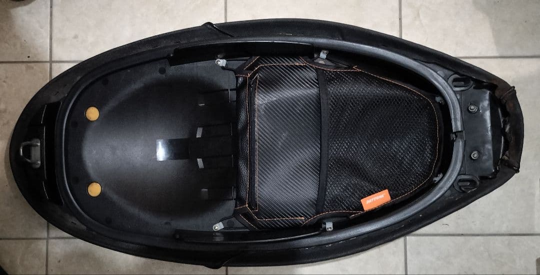 【送料込み】シグナスX 3型DCR製のローダウンシート（タックロールタイプ）