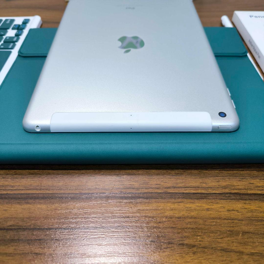 ヒタスラ　iPad 第6世代 32GB ケースとキーボード、タッチペン