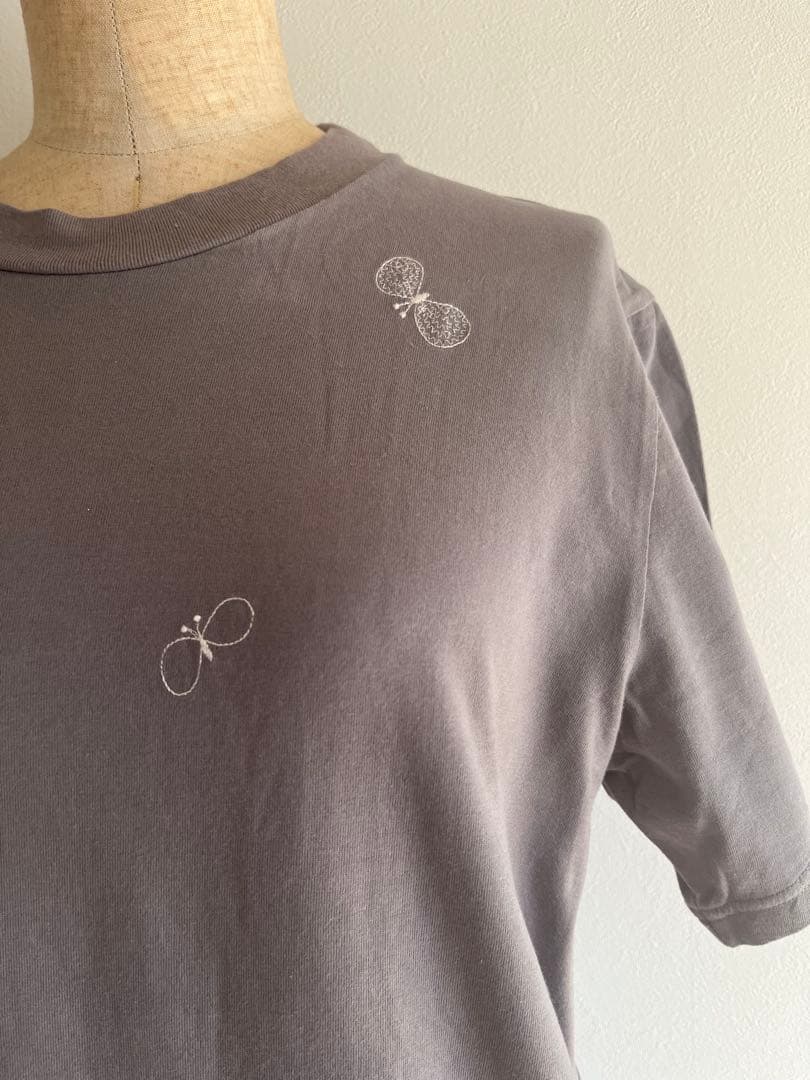 【ミナペルホネン】グレー 半袖Tシャツ 蝶の刺繍