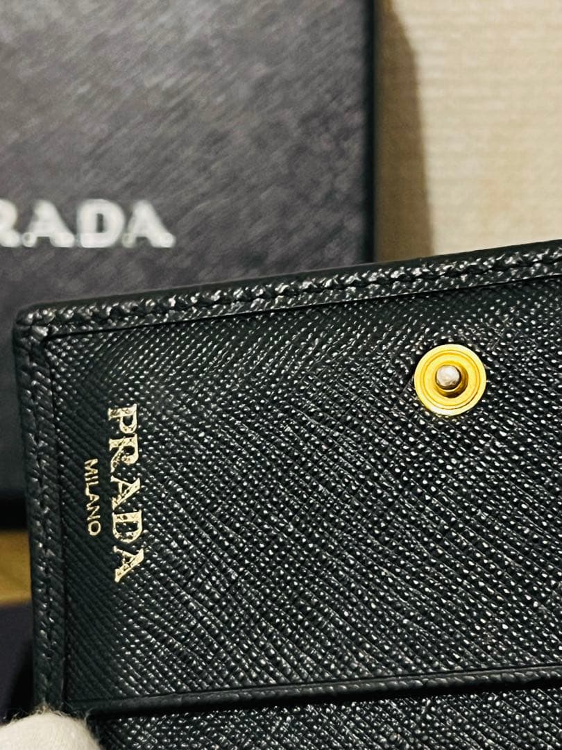 PRADA サフィアーノレザー 二つ折り財布 (ICチップ(RFID)搭載)