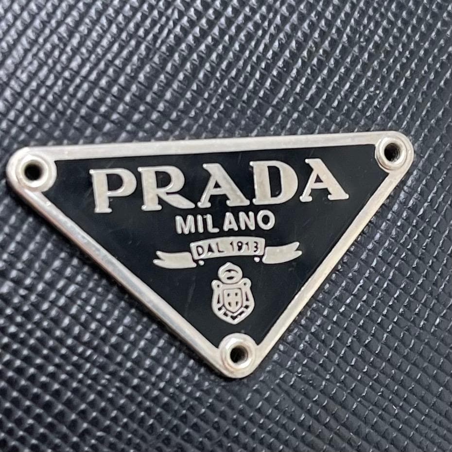 プラダ PRADAサフィアーノ レザー三つ折り財布　三角プレート　トライアングル