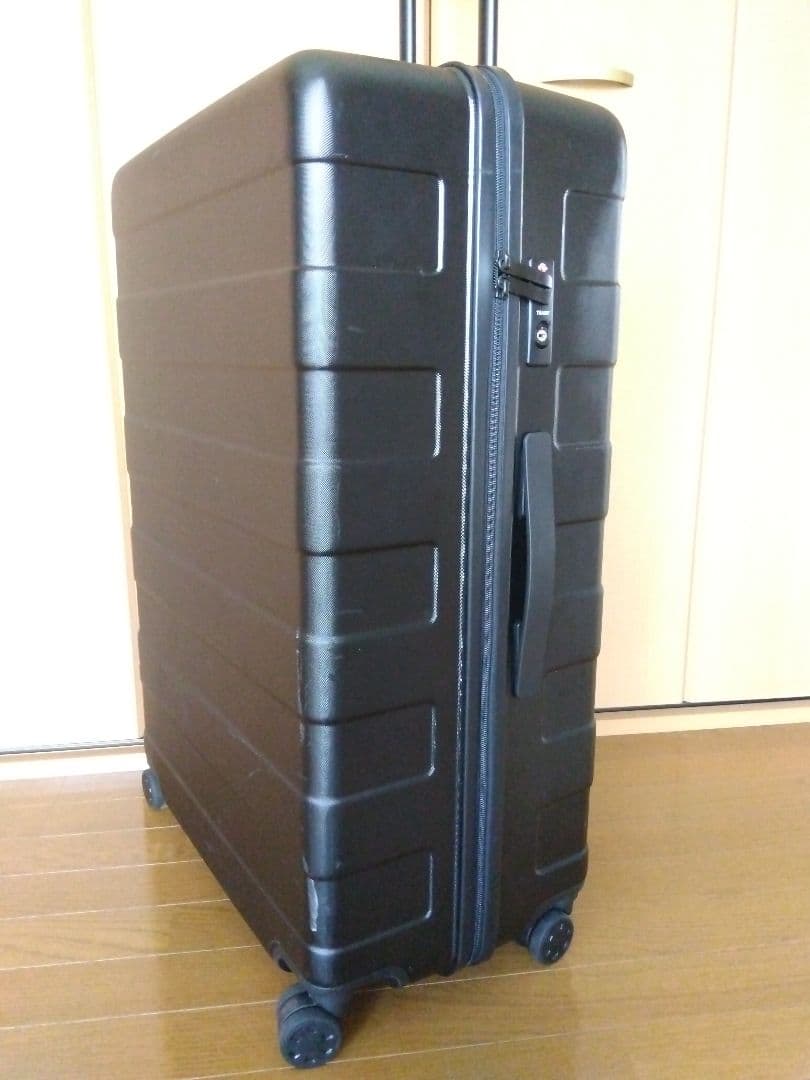 無印良品　黒 ハードキャリーケース 大型 104リットル　TSAロック 4輪