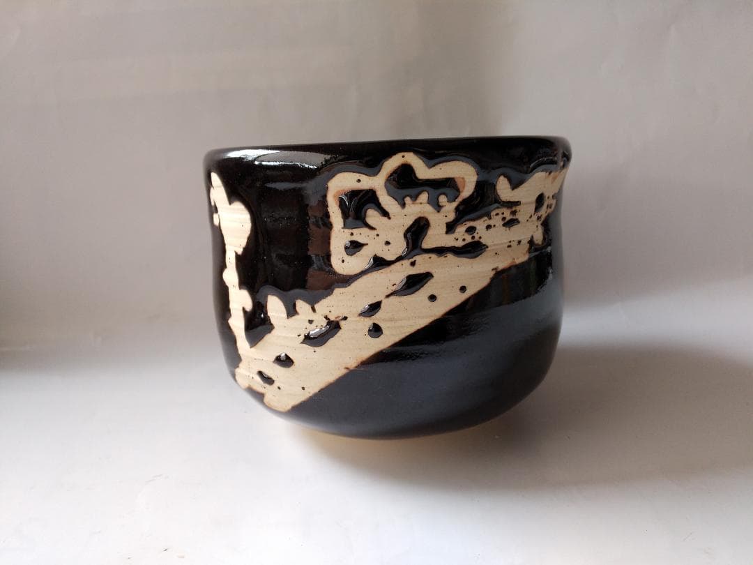 天神窯 岡本欣三 作 天目黒 梅絵 茶碗 茶道具 共箱 栞 美品 です。