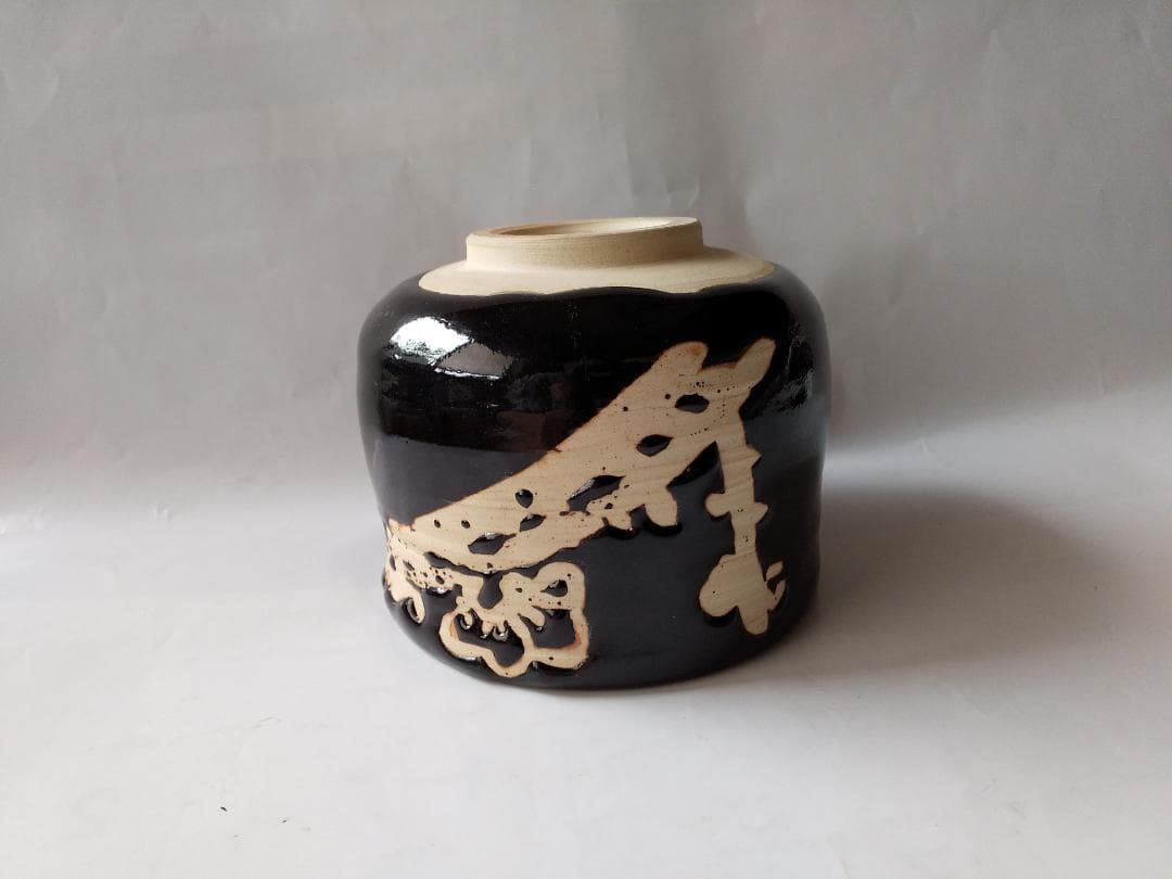天神窯 岡本欣三 作 天目黒 梅絵 茶碗 茶道具 共箱 栞 美品 です。