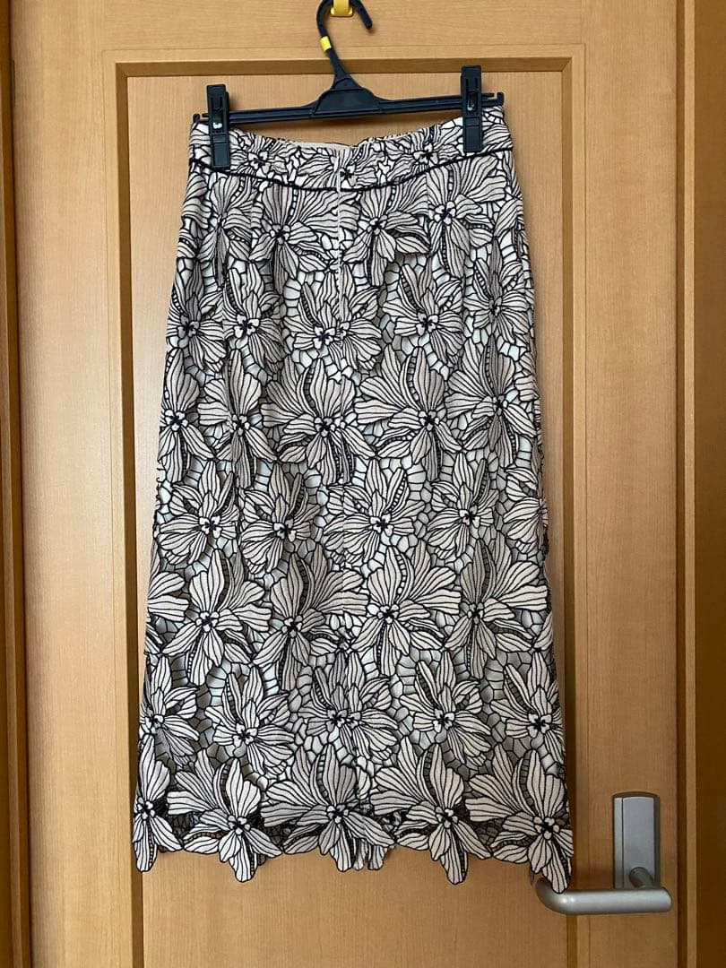 美品♥︎アプワイザーリッシェ　配色大花レースタイトスカート　特殊黒