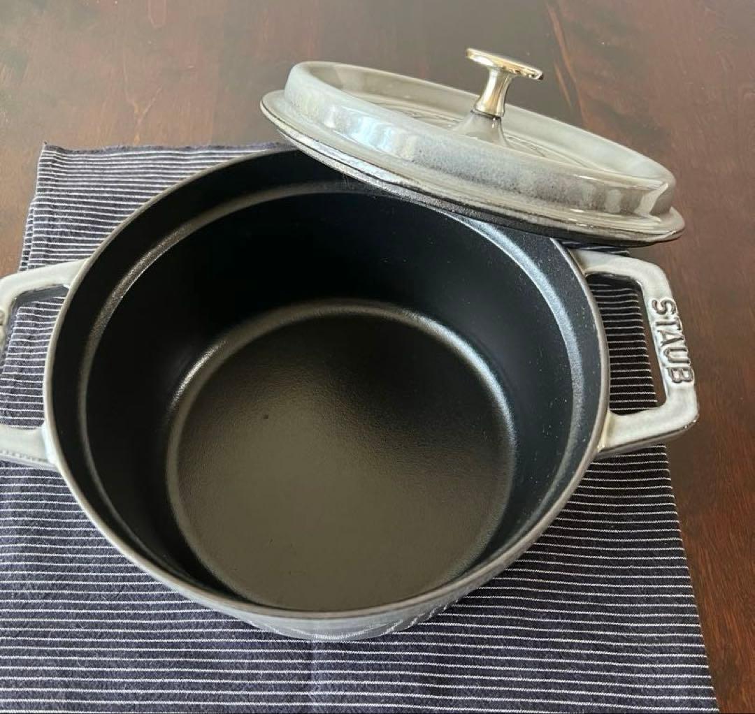鍋は重いが料理は美味い！　ストウブの　LA COCOTTE ラウンド（グレー）
