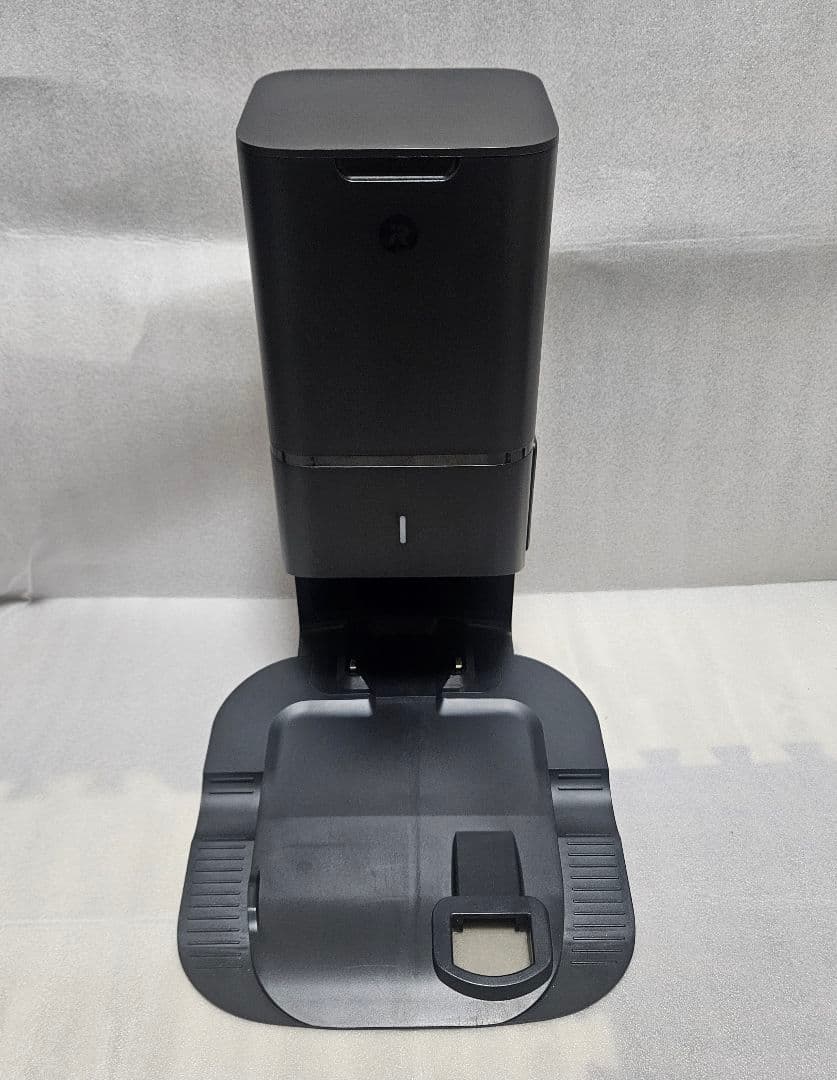 iRobot Roomba i7+ 302531 ロボット掃除機 と付属品。