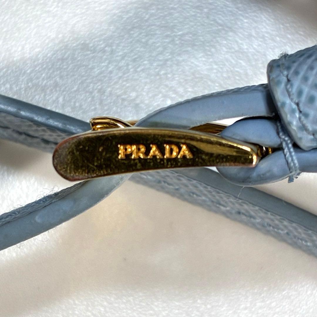 PRADA iPhone15Proケース ストラップ付き サフィアーノ 三角ロゴ