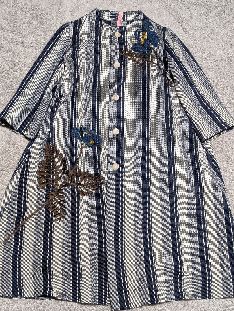 【美品】45R カルゼヒッコリープルメリア 刺繍 コート ストライプ 綿