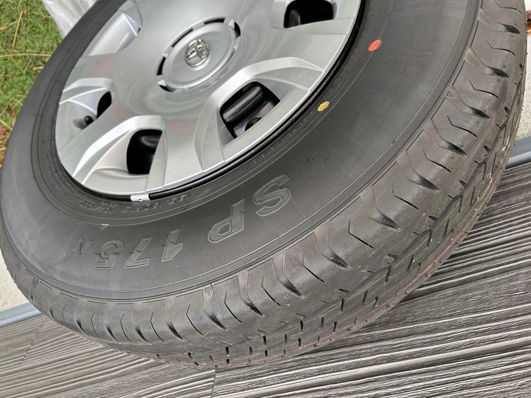 ハイエース　新車外し夏タイヤ195/80/15 DUNLOP 4本　ナット付き