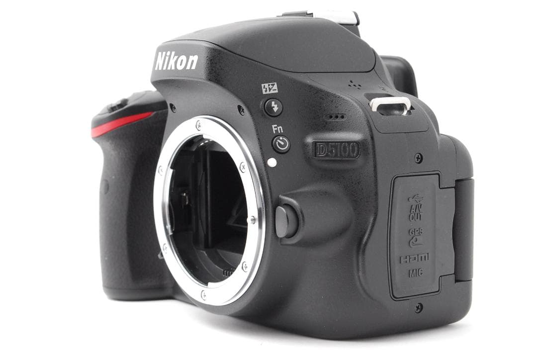 【新品級ショット数】Nikon D5100　スマホ転送　ダブルレンズ　自撮り