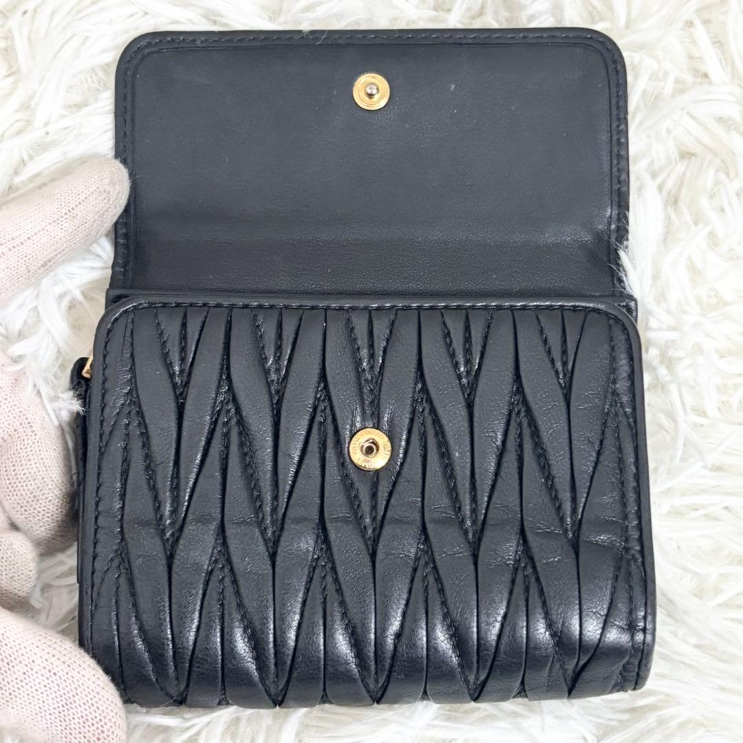 美品✨ミュウミュウ マテラッセ 三つ折り財布 L字 ファスナー ゴールドロゴ 黒