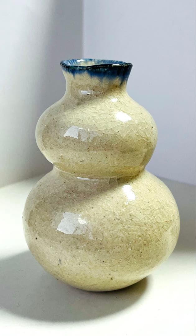 花器　乳白色　青　釉薬