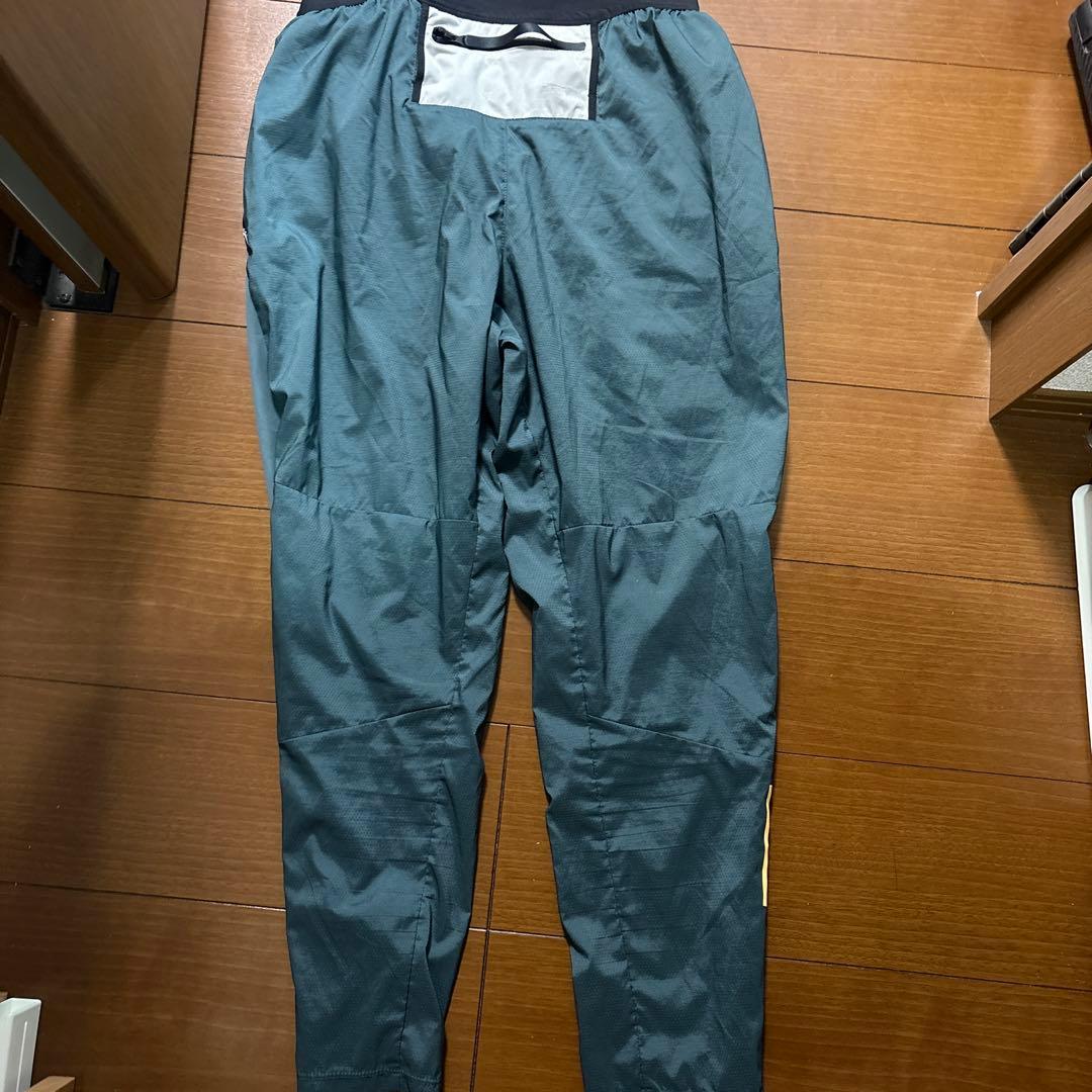 Nike Trail ロゴ入りパンツ　カラーグリーン
