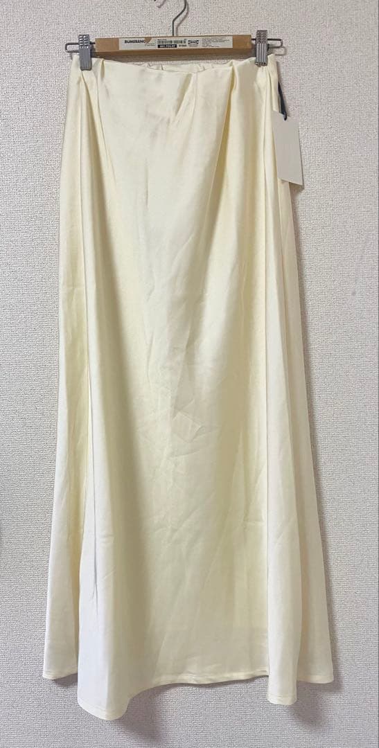 新品　poláura ポローラ　セミフレアサテンスカート　アイボリー　M