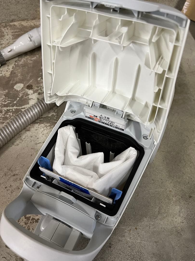 2023年製　Panasonic 紙パック掃除機 MC-JP860K-W