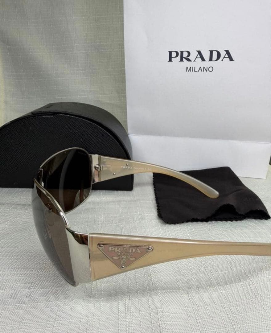 PRADA ブラウンラウンド型サングラス