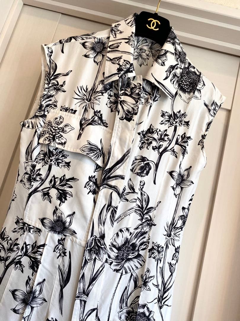 最終価格　フェラガモシルク花柄ノースリーブひざ丈ワンピース