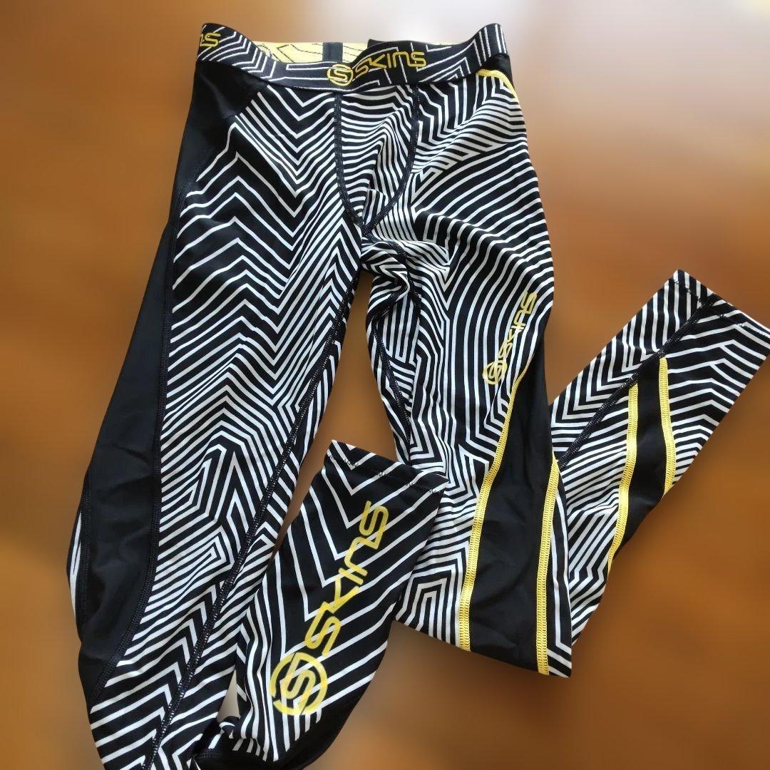 SKINS ジオメトリックパターン レギンスとショートパンツセット