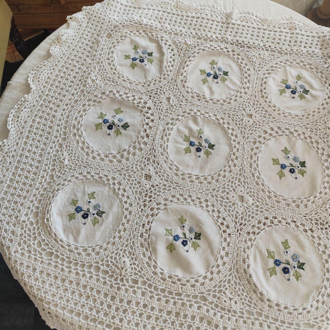 青い小花刺繍入り　円窓モチーフ　手編みレースヴィンテージクロス