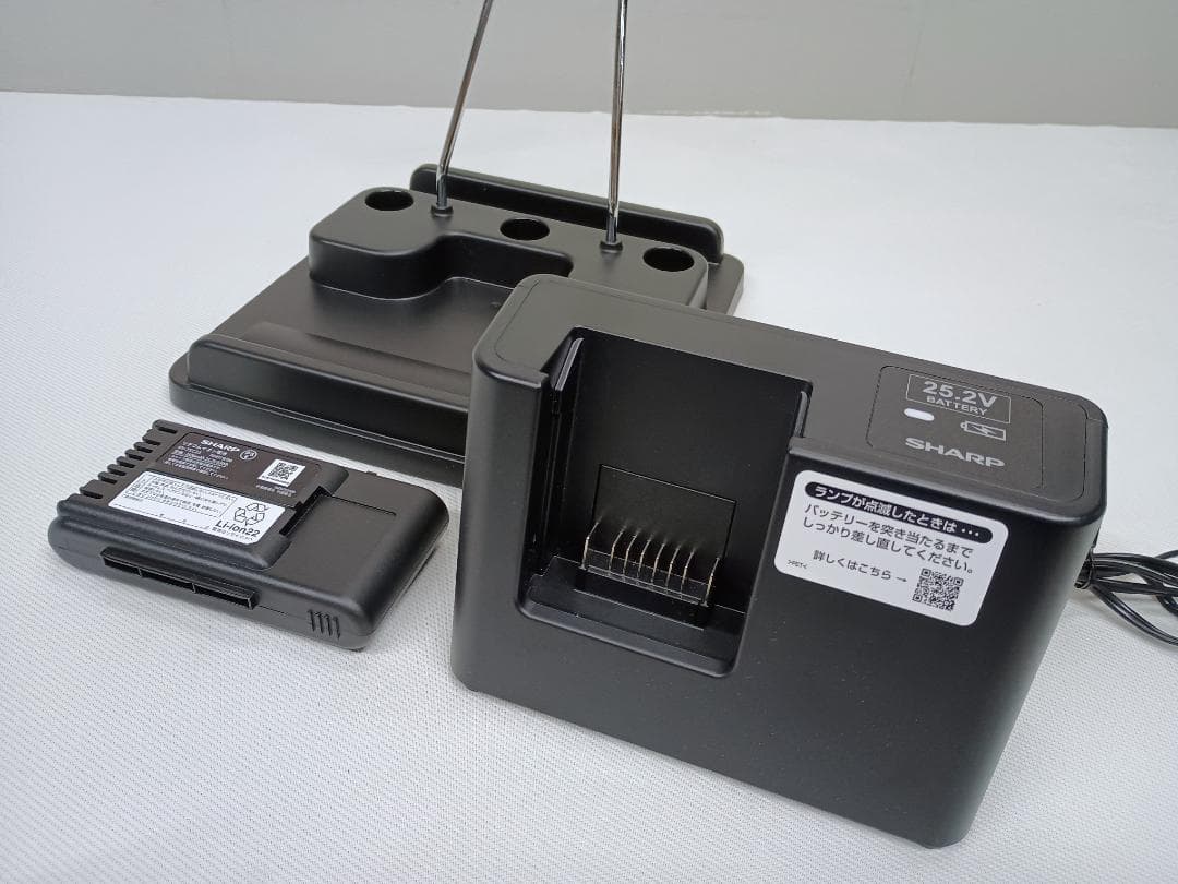美品　SHARP　コードレススティック掃除機　EC-SR11-W　2025年製