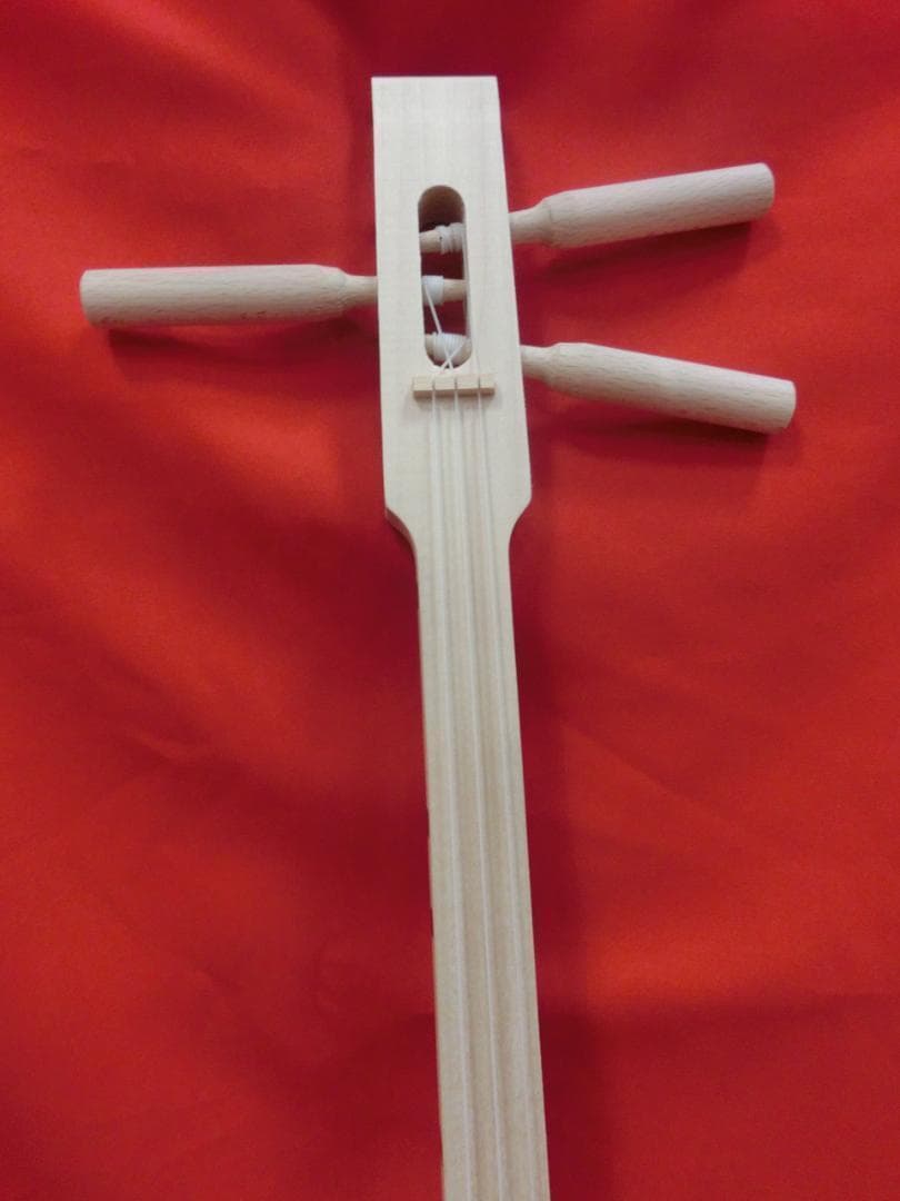 沖縄　カンカラ三線　子供から大人まで楽しく弾ける沖縄の伝統楽器　つめ付新品未使用