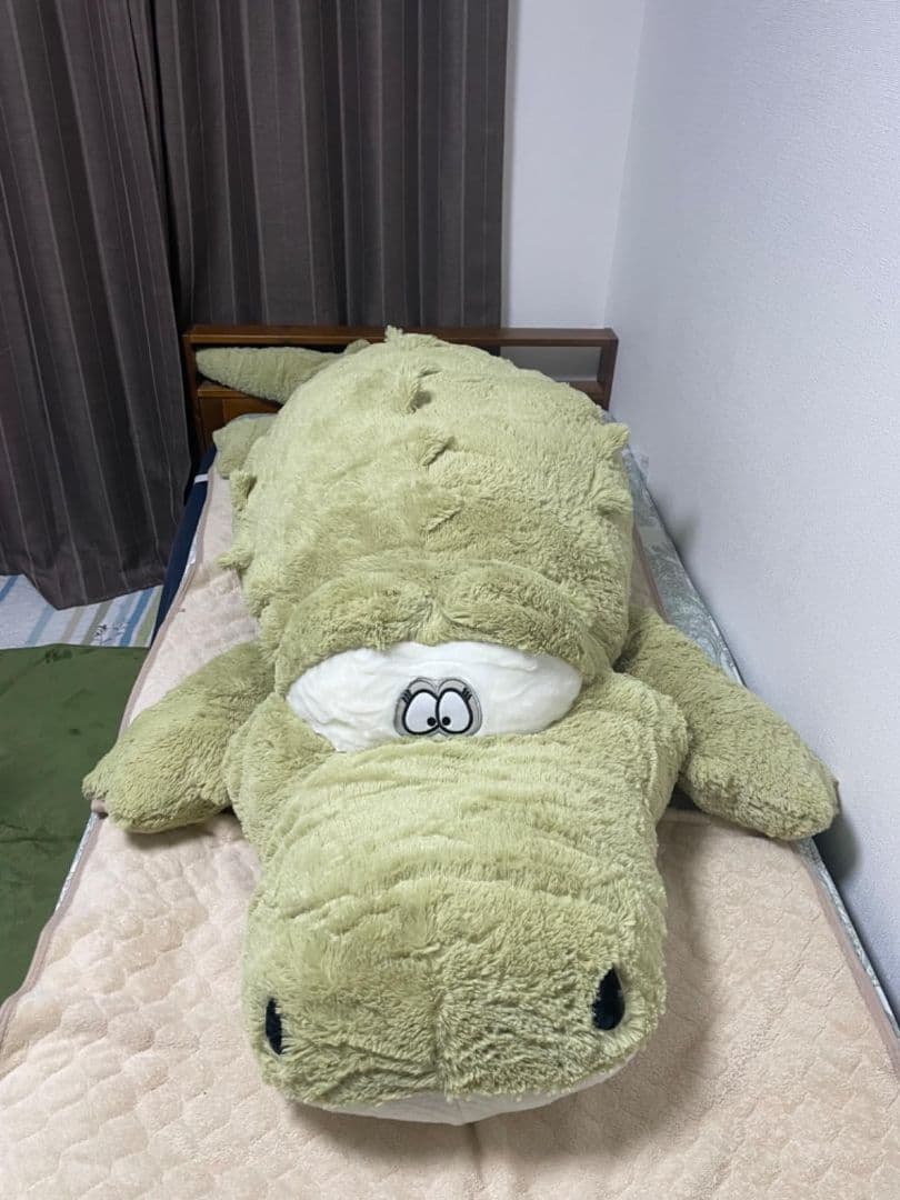 大きい緑色ワニ型ぬいぐるみ