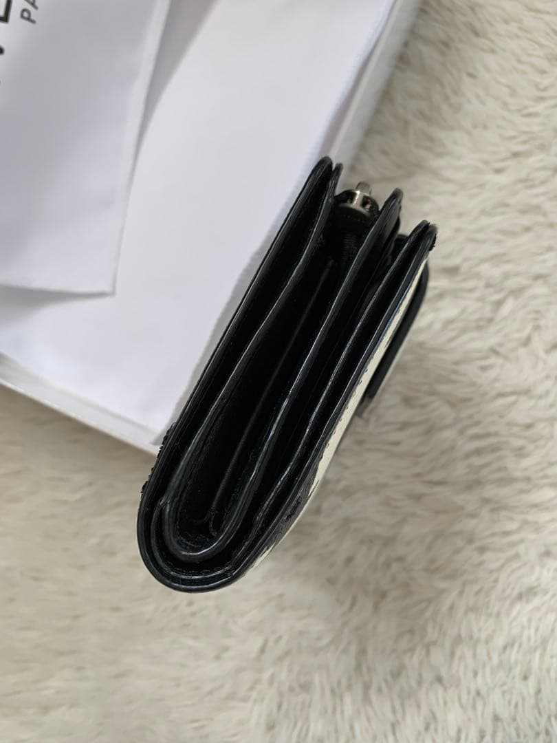 GIVENCHY ジバンシィ　二つ折り財布　黒白モノトーン　雷サンダー　ロゴ