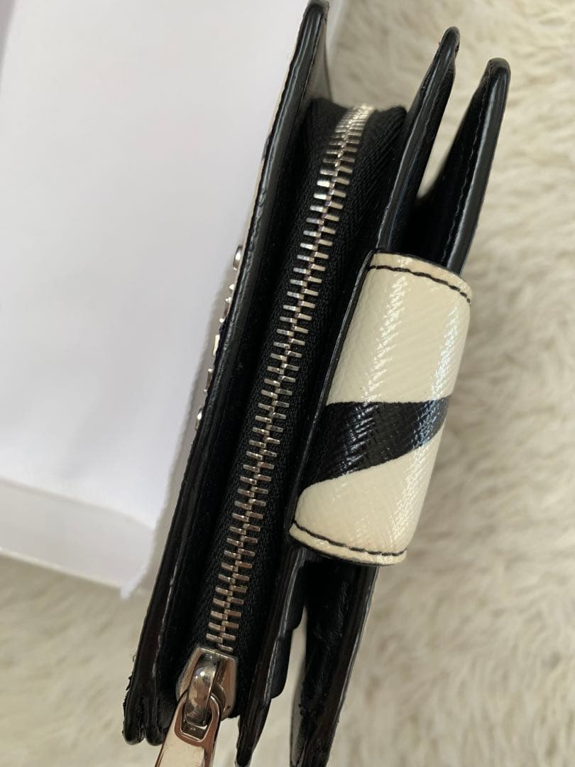 GIVENCHY ジバンシィ　二つ折り財布　黒白モノトーン　雷サンダー　ロゴ