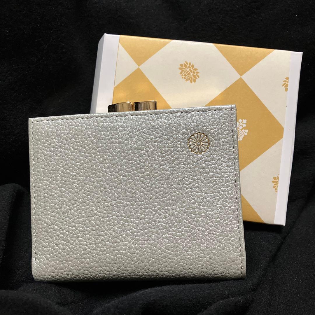 皇居限定　新品　未使用　銀　シルバー 本革　レザー 二つ折り財布 がま口