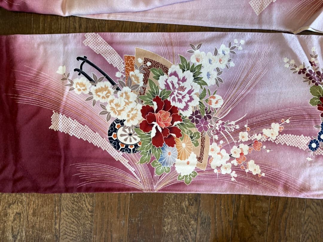 中振袖 花柄刺繍 ピンクと赤のグラデーション　正絹