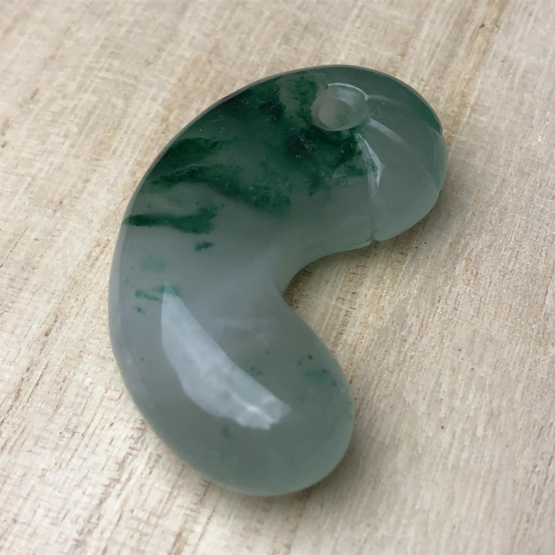 天然翡翠 勾玉 ペンダント 和玉 グリーン模様 ヒスイ お守り 天然石
