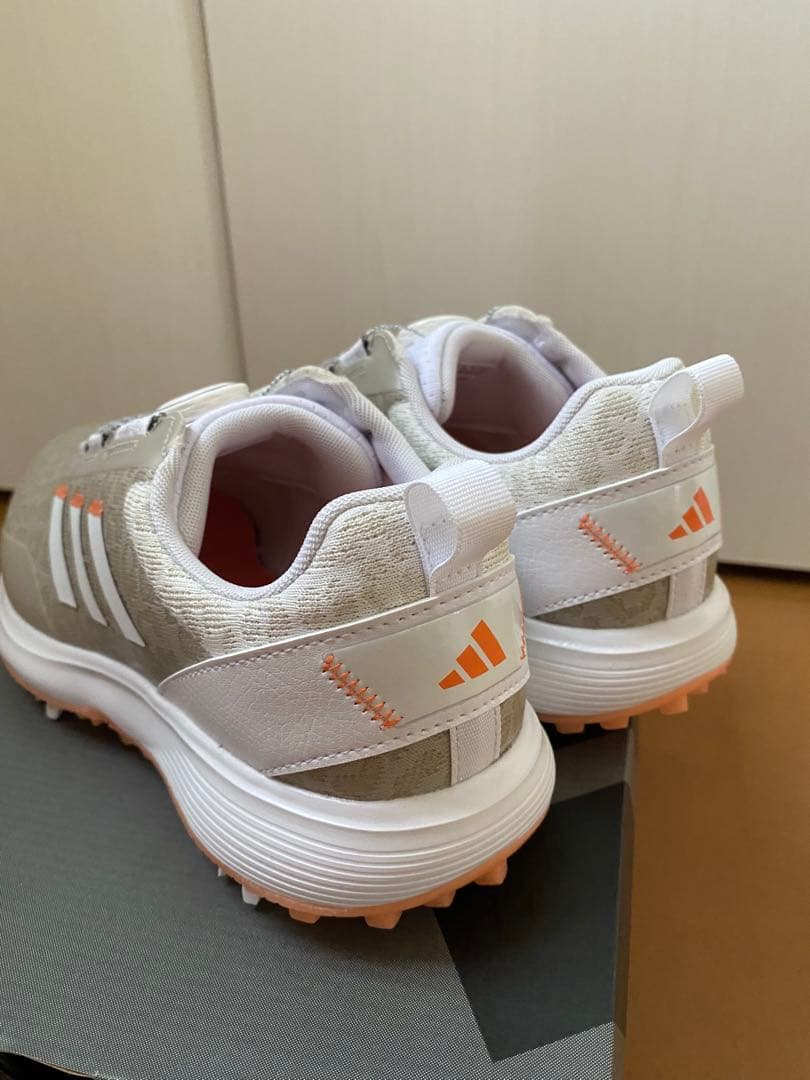 新品adidas ゴルフシューズ レディース ベージュ　24.5センチ軽量