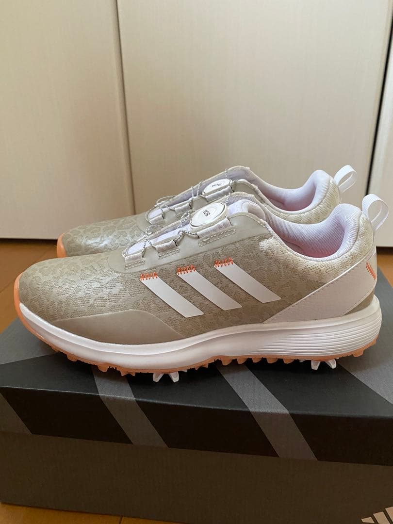 新品adidas ゴルフシューズ レディース ベージュ　24.5センチ軽量