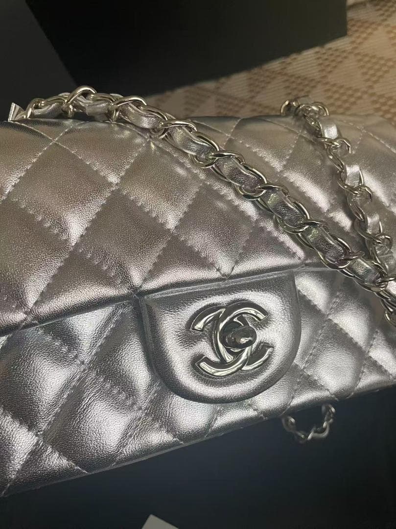 極美品】メタリックシルバー ミニ フラップバッグ