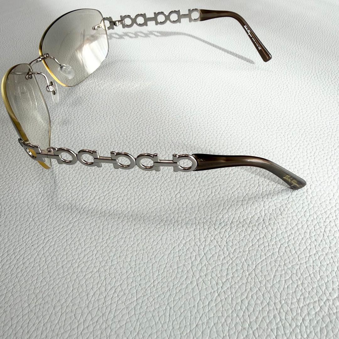 salvatore ferragamoガンチーニ リムレス サングラス