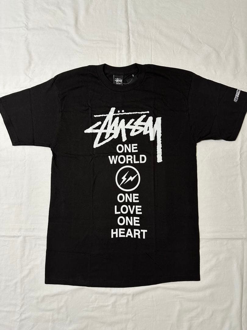 新品未使用Stüssy ブラック フラグメントチャリティTシャツ　M