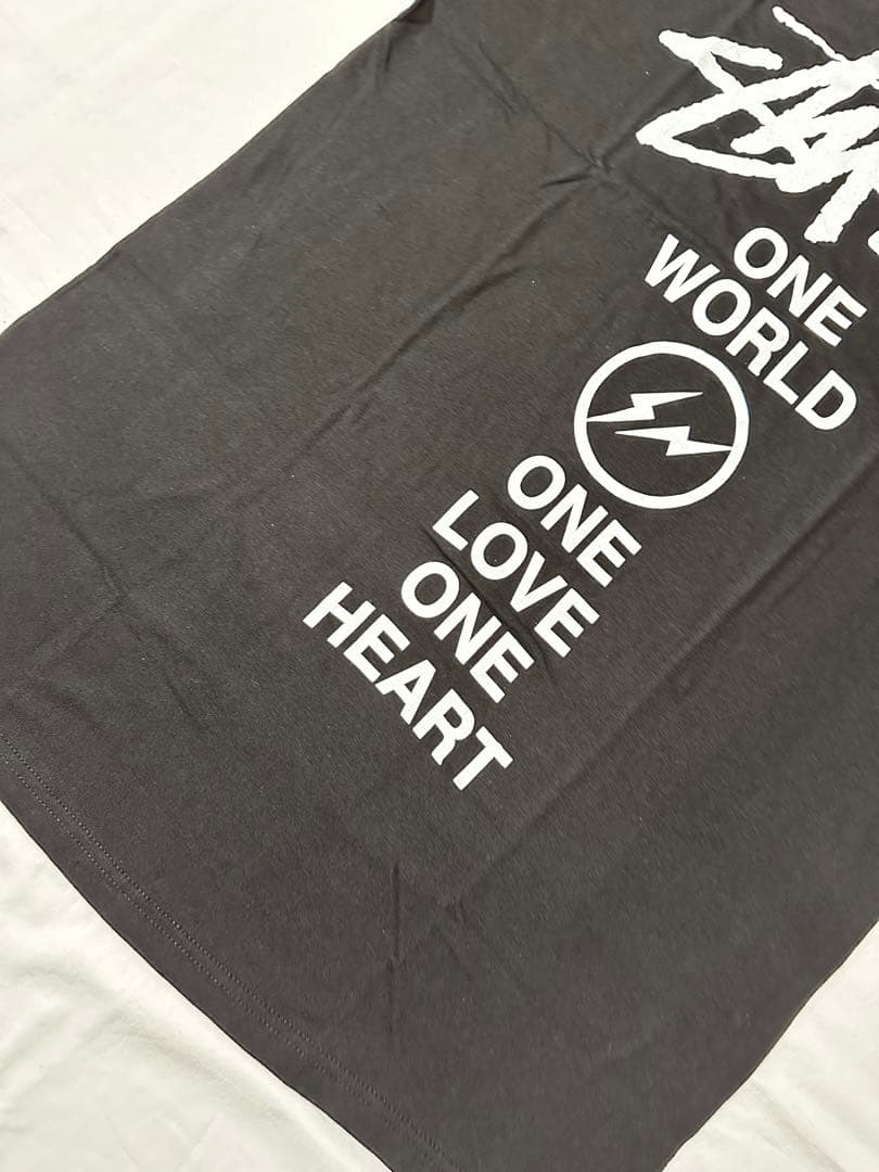 新品未使用Stüssy ブラック フラグメントチャリティTシャツ　M